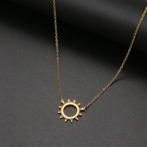 Collier couleur or pendentif soleil