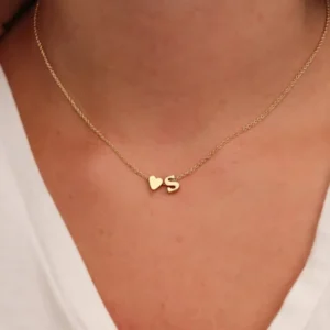 Collier couleur or avec lettre au choix et petit coeur