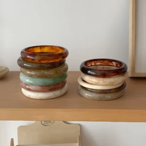 Bracelet fin en résine tachée