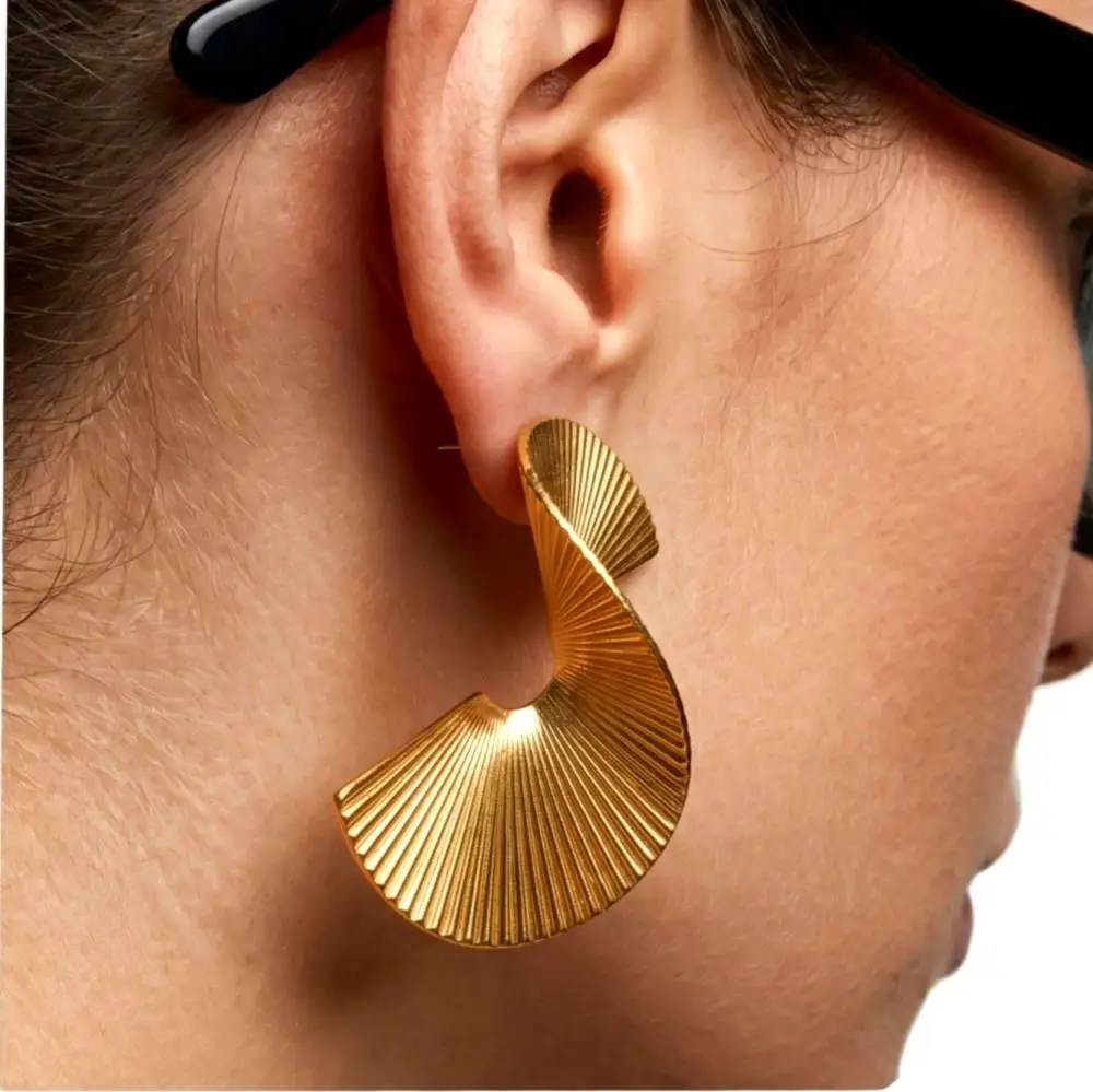 Boucles d’oreilles spirale en acier inoxydable texturé, plaqué or – Élégance moderne & style intemporel – Image 4